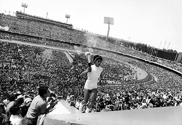 Энрикета Басилио несет олимпийский огонь на стадионе в Мехико в 1968 году.