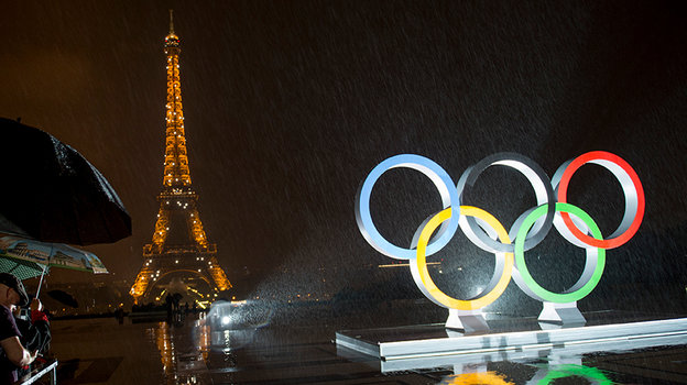 Олимпийские кольца на фоне Эйфелевой башни в Париже.