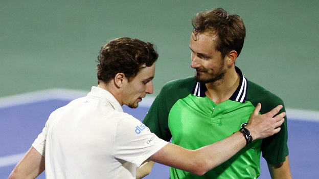 Даниил Медведев (справа) и Уго Умбер после матча.