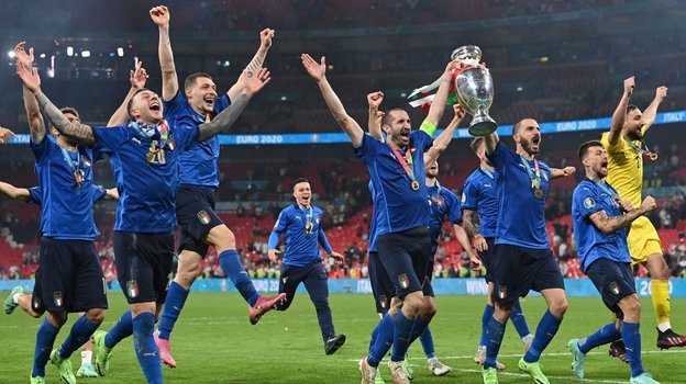Игроки сборной Италии празднуют победу в Евро-2020.