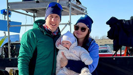 Биатлонист Эдуард Латыпов с женой и ребенком