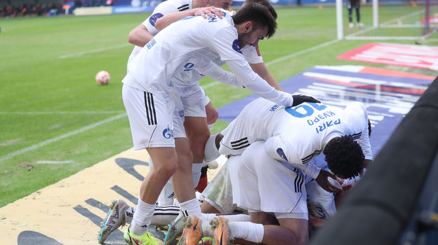 Игроки «Оренбурга» празднуют гол в ворота ЦСКА