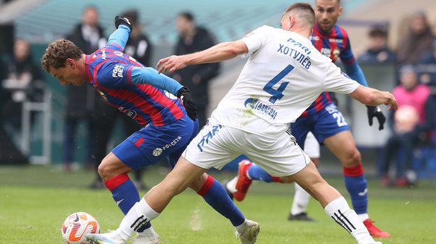 Футболисты Федор Чалов и Данила Хотулев