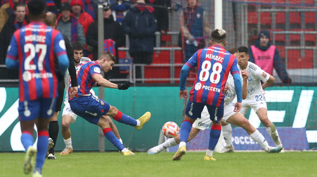 Футбоист Тамерлан Мусаев забивает гол