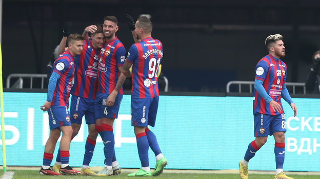 Футболисты ЦСКА празднуют забитый гол