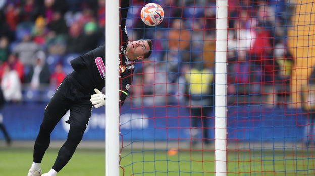 Футболист Игорь Акинфеев пропускает гол