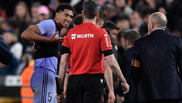 Джуд Беллингем (слева) спорит с судьей Хесусом Хилем Мансано.