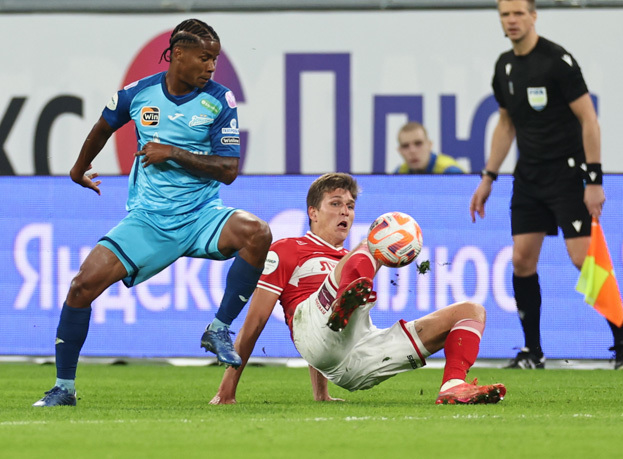 Вильмар Барриос и Александр Соболев. Футболисты Вильмар Барриос и Александр Соболев