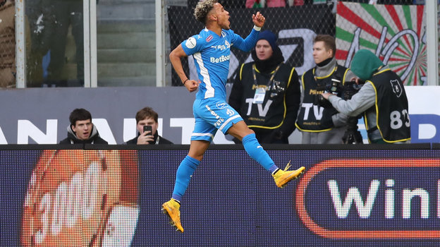 Бителло празднует гол