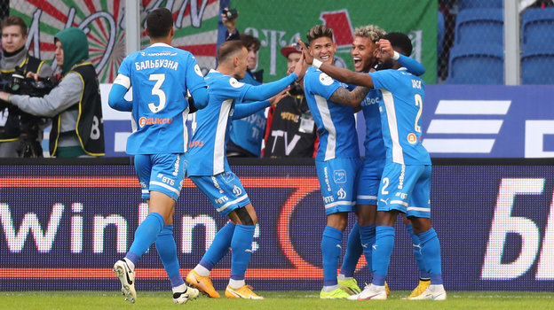 Футболисты «Динамо» празднуют первый гол