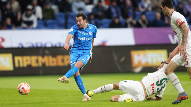 Футболист Денис Макаров забиает гол