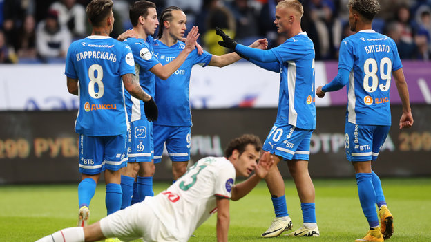 Футболисты «Динамо» празднуют гол