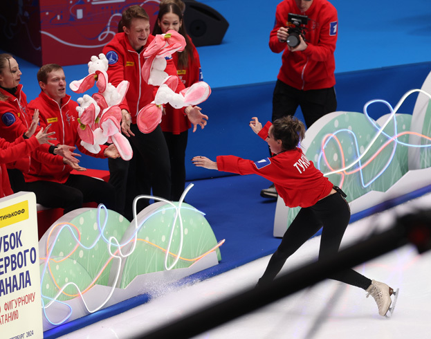 Елизавета Туктамышева с фигуристами своей команды.