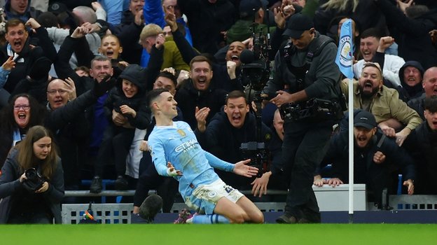 Фил Фоден радуется своему голу.