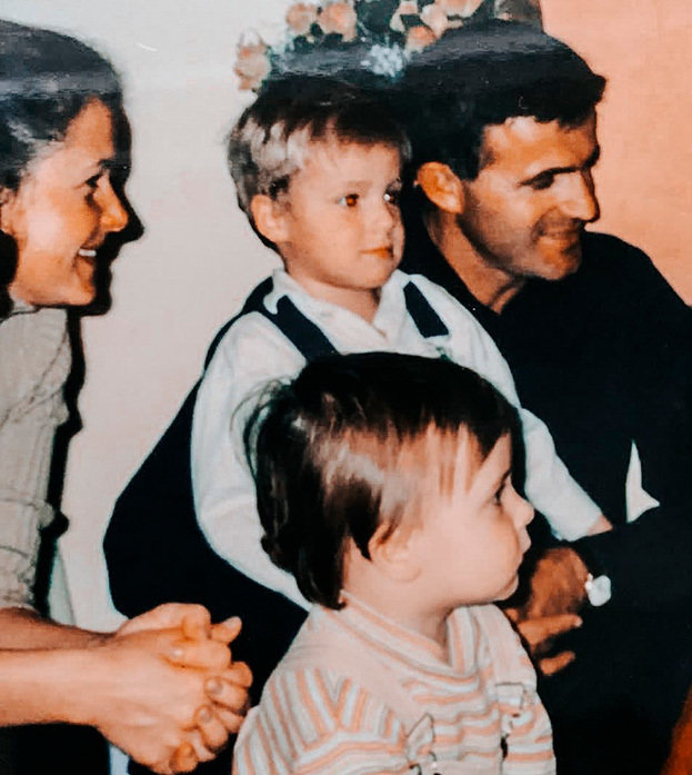 Стефанос Циципас с родителями в детстве.