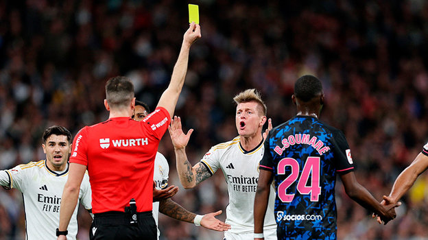 Диас де Мера показывает желтую карточку Тони Кроосу.