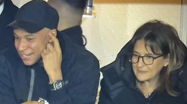 Килиан Мбаппе с мамой на трибунах.