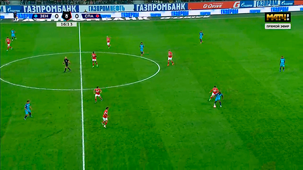 «Спартак» встречает «Зенит» на чужой половине поля. Угальде пытается отобрать мяч у Вендела.