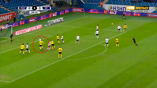 «Ростов» — «Крылья Советов» — 2:0. 7-я минута. Позиционная атака хозяев. Центральный защитник Максим Осипенко врывается в чужую штрафную.