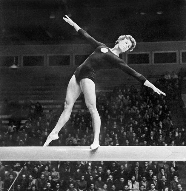 Лариса Латынина выступает на Олимпиаде в Мельбурне в 1956 году.