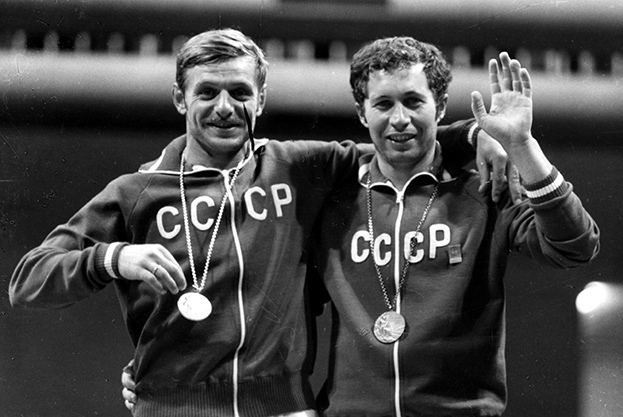 Виктор Сидяк (слева) и Владимир Назлымов с медалями Олимпиады-1972 в Мюнхене.