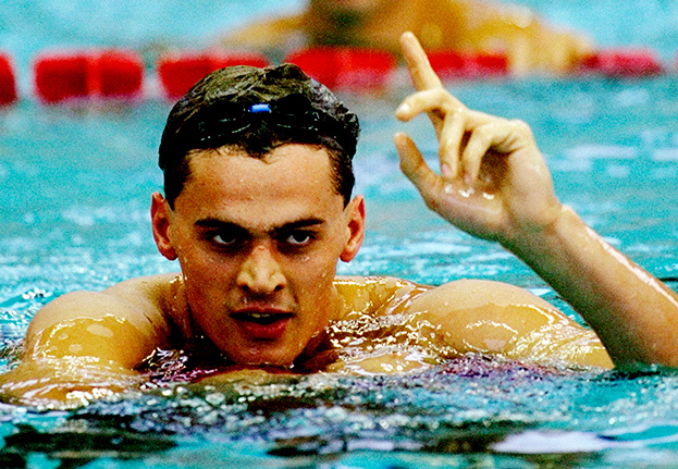 Александр Попов отмечает победу на Олимпиаде-96 в Атланте.