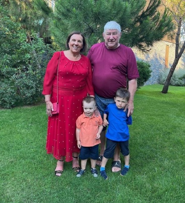 Родители Александра Овечкина с его сыновьями. Родители Александра Овечкина с его сыновьями