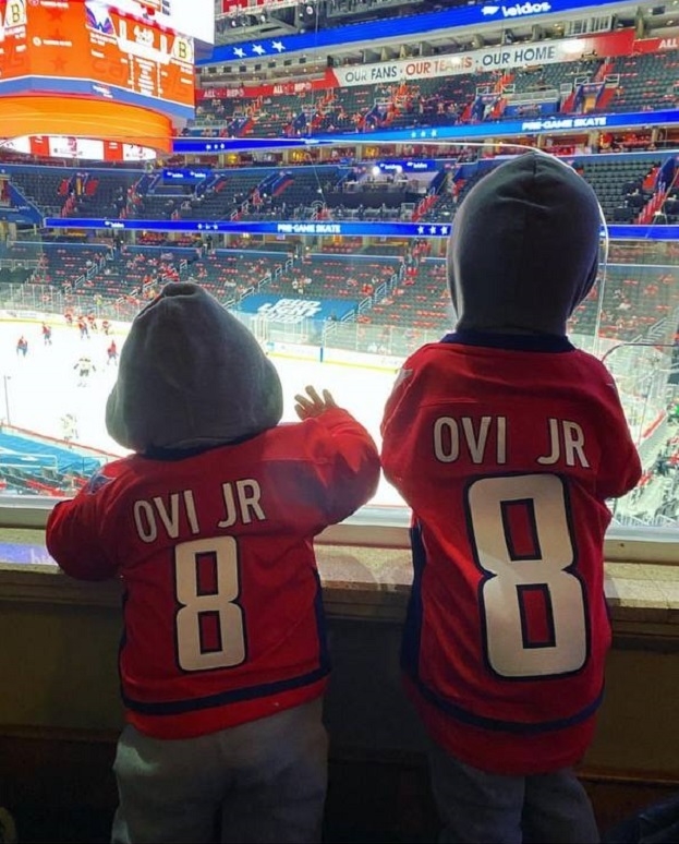 Сыновья Александра и Настасии Овечкиных смотрят игру «Вашингтона» на стадионе. Сыновья Александра и Настасии Овечкиных смотрят игру «Вашингтона» на стадионе