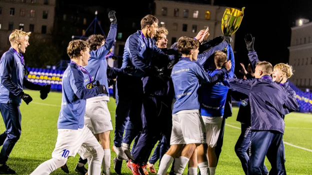 Игроки «Алмаз-Антей» празднуют победу в Кубке Санкт-Петербурга. Игроки «Алмаз-Антей» празднуют победу в Кубке Санкт-Петербурга.