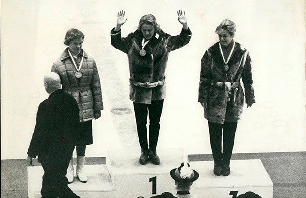 Лидия Скобликова (в центре) награждается золотой медалью в 1964 году.