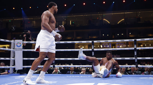 Энтони Джошуа нокаутировал Франсиса Нганну.