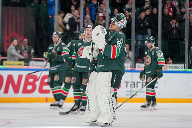 Тимур Билялов вместе с партнерами благодарит болельщиков за поддержку.