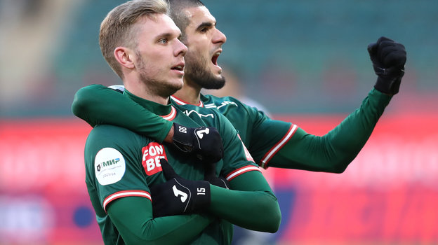 Максим Глушенков и Тимур Сулейманов празднуют гол