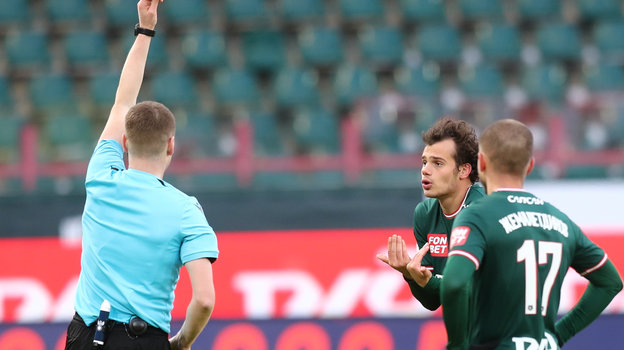 Сергей Чебан показывает красную карточку Артему Карпукасу