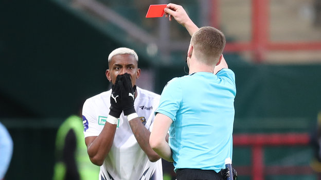 Сергей Чебан показывает красную карточку Серхио Кордове