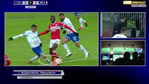 Повтор момента, как Кристофер Мартинс наступил на ногу Ильнуру Альшину.