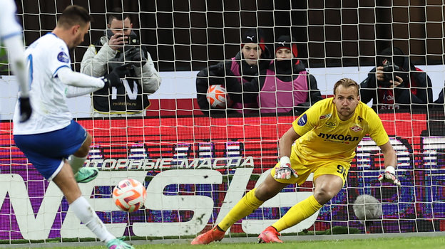 Евгений Марков забивает гол в ворота Александра Максименко. Евгений Марков забивает гол в ворота Александра Максименко