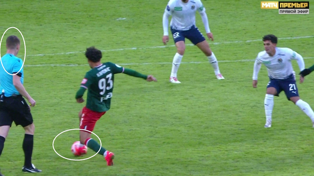 После этого контакта бутсы Артема Карпукаса с голеностопом Марсело Алвеса железнодорожник ошибочно получит предупреждение.