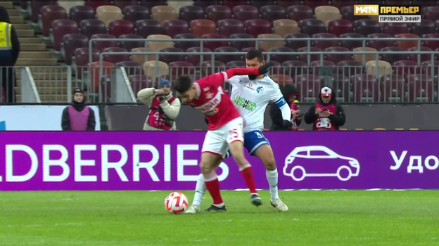 Спартаковец Данил Пруцев отмахивается и попадает рукой сопернику в лицо.