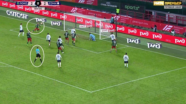 Сергей Пиняев забивает гол рукой.