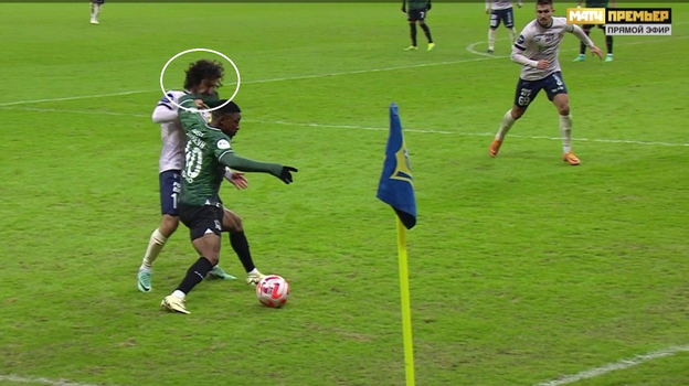 Олакунле Олусегун левой рукой пихает в лицо Хорена Байрамяна.