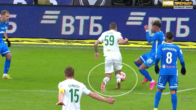 Евгений Харин пытается заработать пенальти и симулирует фол.