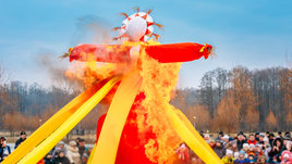 Горящее чучело на Масленицу.