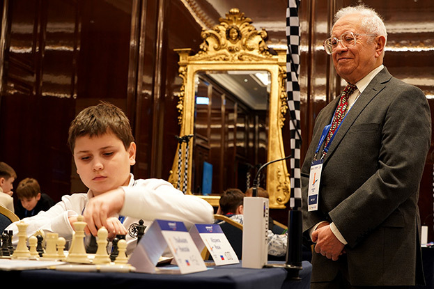 Борис Постовский следит за игрой юных шахматистов.