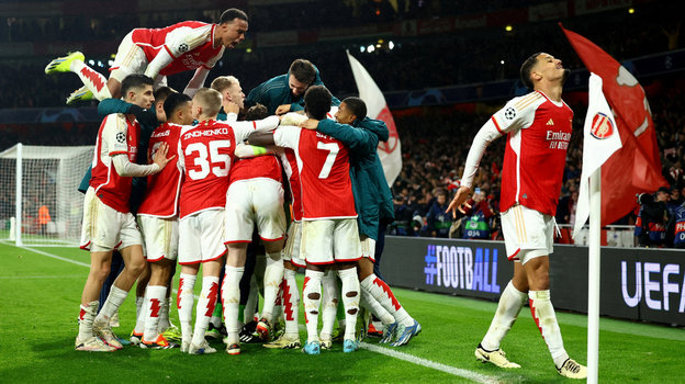 Игроки «Арсенал» празднуют победу над «Порту».