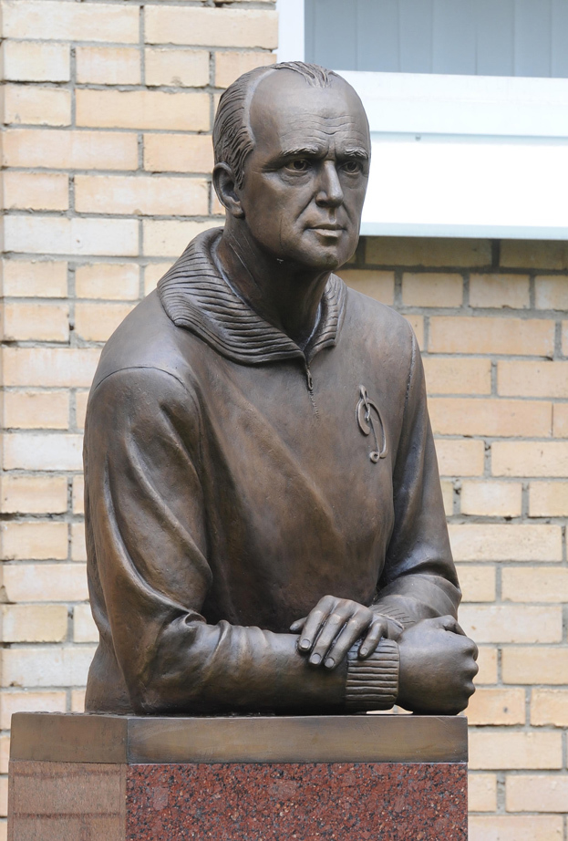 Бюст тренера «Динамо» Аркадия Чернышева во дворе базы в Новогорске.