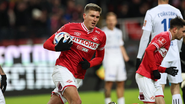 Александр Соболев празднует гол