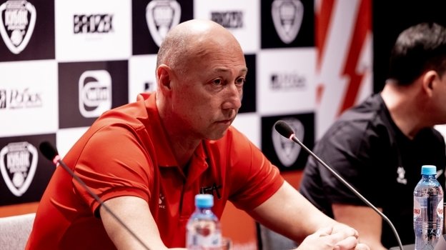 Главный тренер МБА Сергей Карасев.