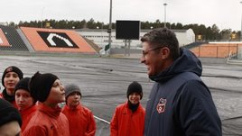 Юрий Матвеев с воспитанниками академии «Урала».