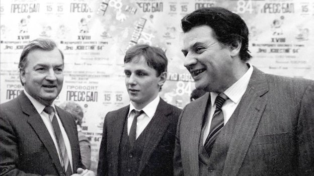 Начало 1980-х. Александр Ширвиндт (справа), Михаил Державин (слева) и Игорь Ларионов на традиционной встрече актеров и хоккеистов перед началом хоккейного сезона.